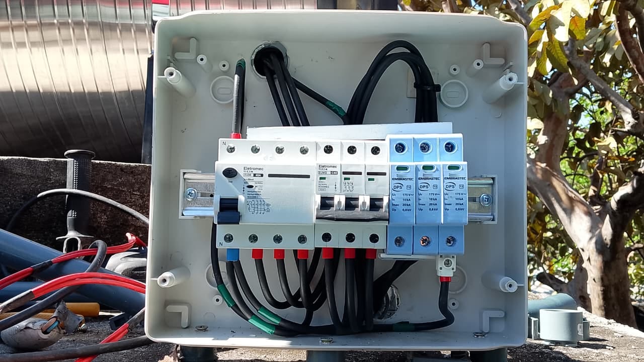 Quadro de distribuição com disjuntores e DPS Eletromec instalados e cabeados
